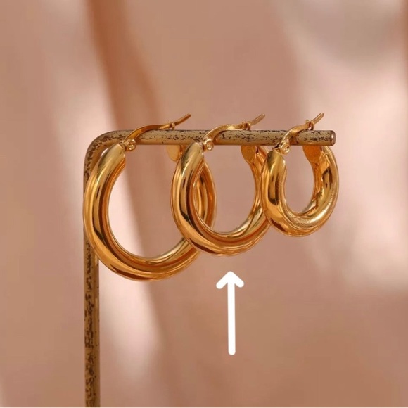 Medium Chunky Classic Hoop Earrings PVD 18K Gold Plated Stainless Steel - Picture 8 of 9